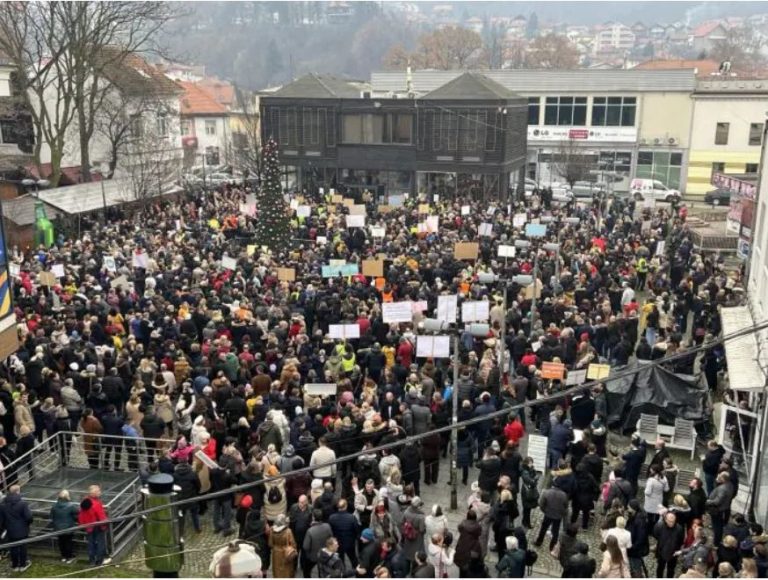protesti budzetskih korisnika tuzlanskog kantona na sonom trgu u tuzli