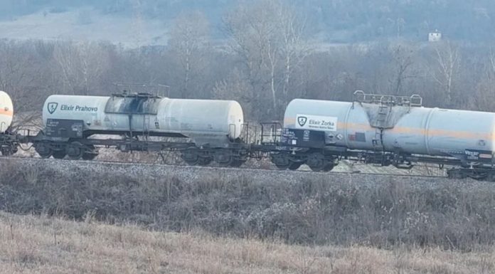 teretni voz koji je prevozio fosfornu kiselinu ispao iz sina kod zajecara u srbiji