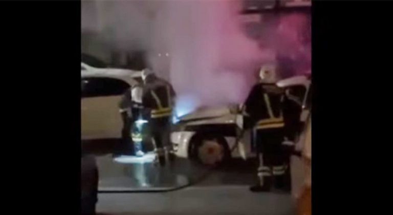 zapalio se policijski automobil naselje sjenjak tuzla velika materijalna steta nije bilo povrijedjenih intervenisali vatrogasci
