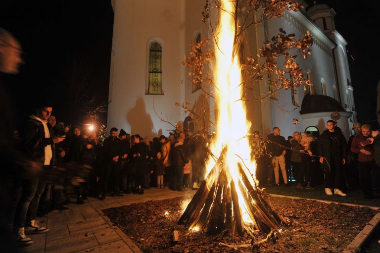 badnje vece paljenje badnjaka pravoslavni bozic hram uspenja presvete bogorodice tuzla