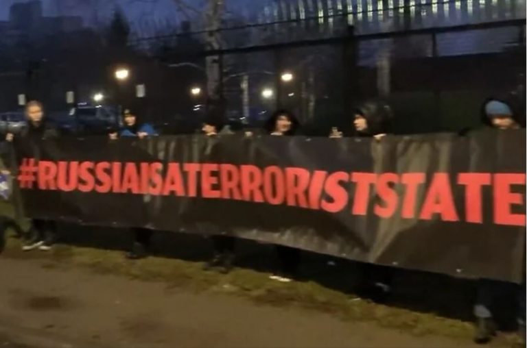 aktivisti poljska skup ruska rezidencija varsava sirene zracni napad pucnji protesti godisnjica rata ukrajina