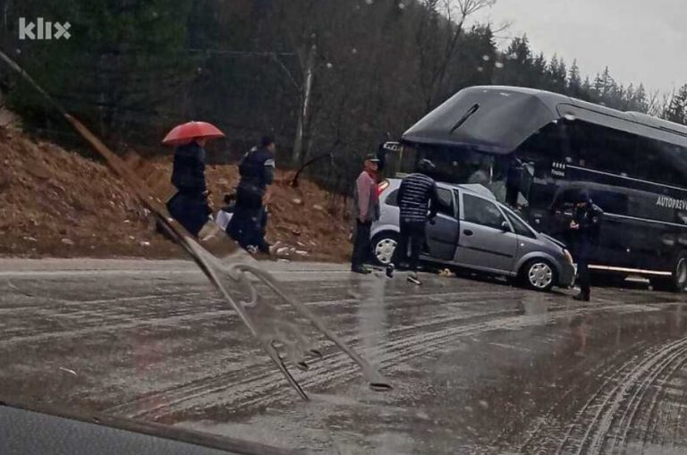 teska nesreca cevljanovici automobil podletio pod autobus sa fudbalerima veleza