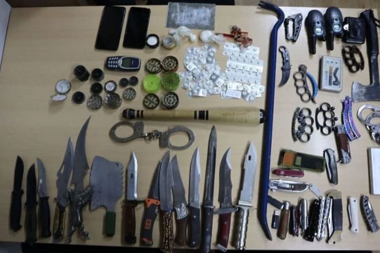 policija uhapsila muskarca u bugojnu u stanu mu pronasli drogu i arsenal oruzja