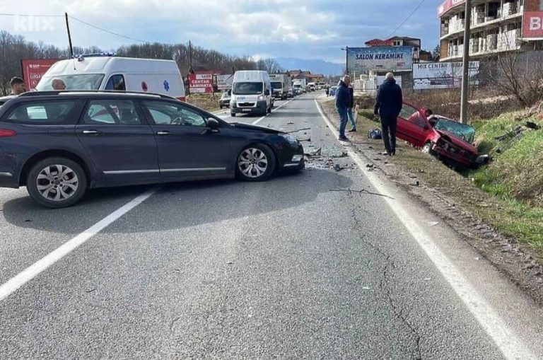 saobracajna nesreca sudar dva automobila husino tuzla povrijedjene dvije osobe