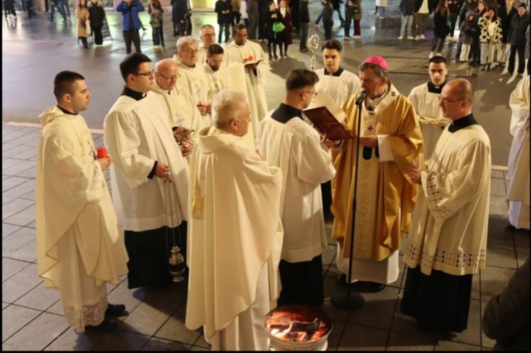 nadbiskup tomo vuksic misa bdijenja uskrs katedrala sarajevo