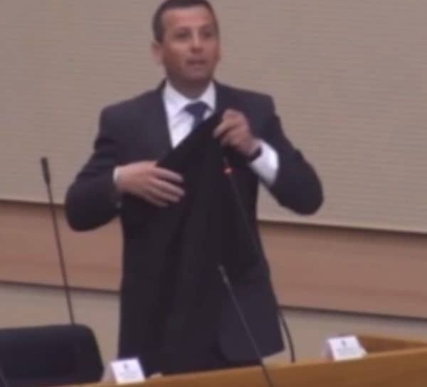 Cirkus na sjednici: Vukanović donio suknju za Dodika u NSRS (Video)