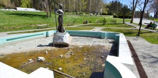 nakon rekonstrukcije prije nekoliko godina fontana leda na slanoj banji ponovo je zapustena