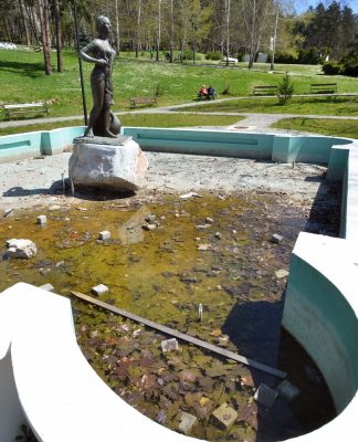 nakon rekonstrukcije prije nekoliko godina fontana leda na slanoj banji ponovo je zapustena