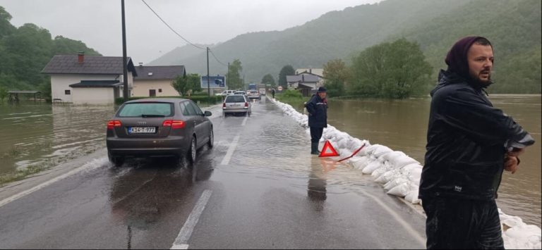 alarmantno stanje u krajini u bihacu poplavleni objekti bosanska krupa ocekuje plimni val