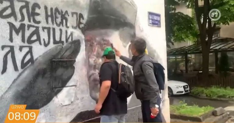 gradjani uklanjaju mural ratka mladica na vracaru u beogradu