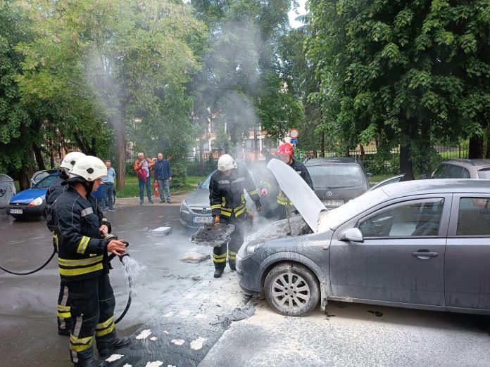 intervenisali vatrogasci zapalio se automobil ispred os brcanska malta u tuzli