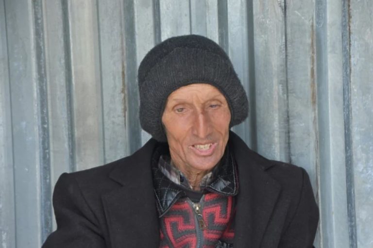Ecevit Okuzcu ceka zenu koja ga je ostavila preko 20 godina na autobuskoj stanici turska
