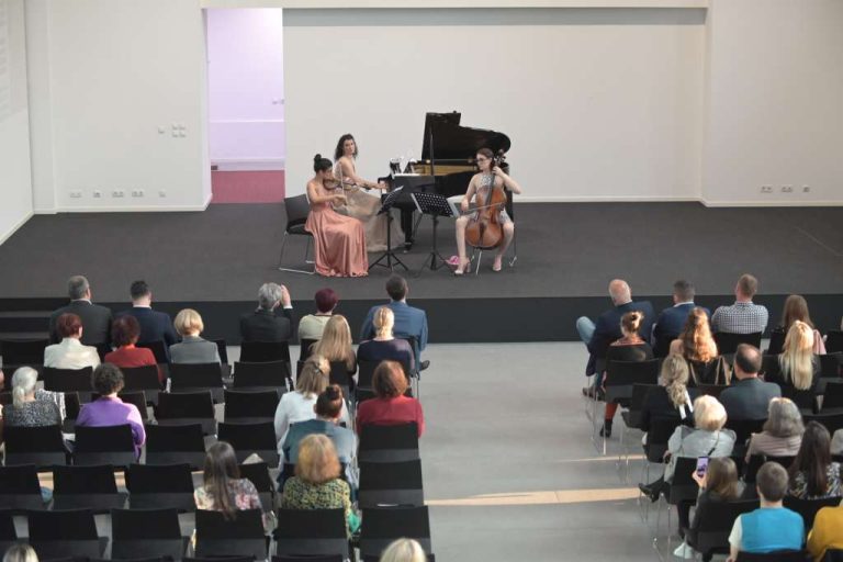 veceras u hrvtaskom kulturnom domu u tuzli otvoren prvi festival klasicne muzike