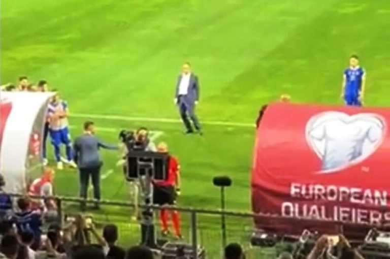 faruk hadzibegic nakon skandiranja navijaca da da ostavku izvodio cudne pokrete na utakmici protiv luksemburga u zenici