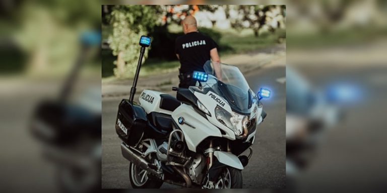 policajac na motociklu koji je jucer povrijedjen u saobracajnoj nesreci u solini zadrzan je na lijecenju u ukc tuzla