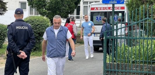 maloljetnik koji je pucao u nastavnika u osnovnoj skoli grad lukavac prebacen na djeciju psihijatriju u sarajevo