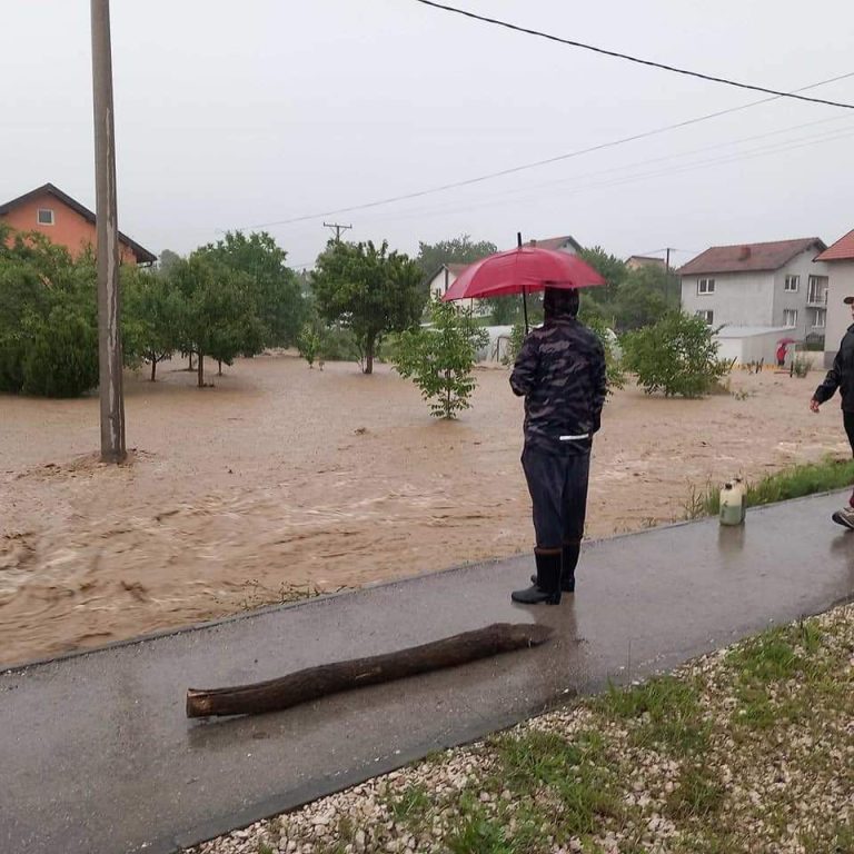 vlada tuzlanskog kantona proglasila stanje prirodne nesrece nakon poplava koje su zahvatile ovo podrucje