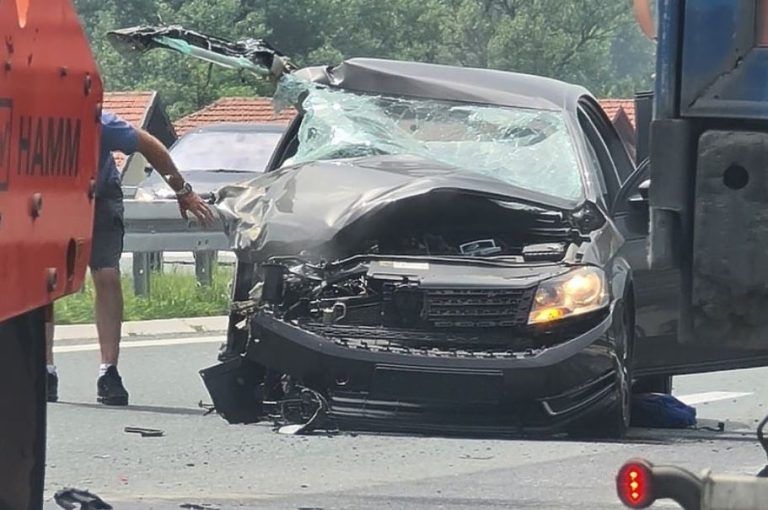 u teskoj nesreci koja se jucer dogodila na autoputu sarajevo - zenica poginula je jedna osoba a tesko povrijedjene tri