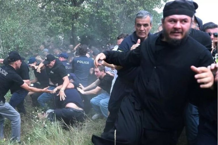 blizu 2.000 ljudi i pravoslavno svestenstvo upali na paradu ponosa u gruziji i napravili nerede