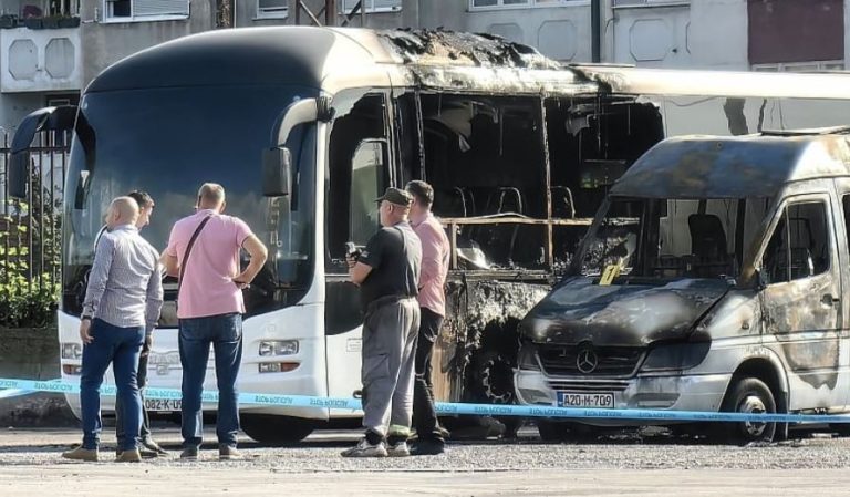 pozar na autobuskoj stanici u zenici jedan autobus izgorio na drugom pricinjena velika materijalna steta