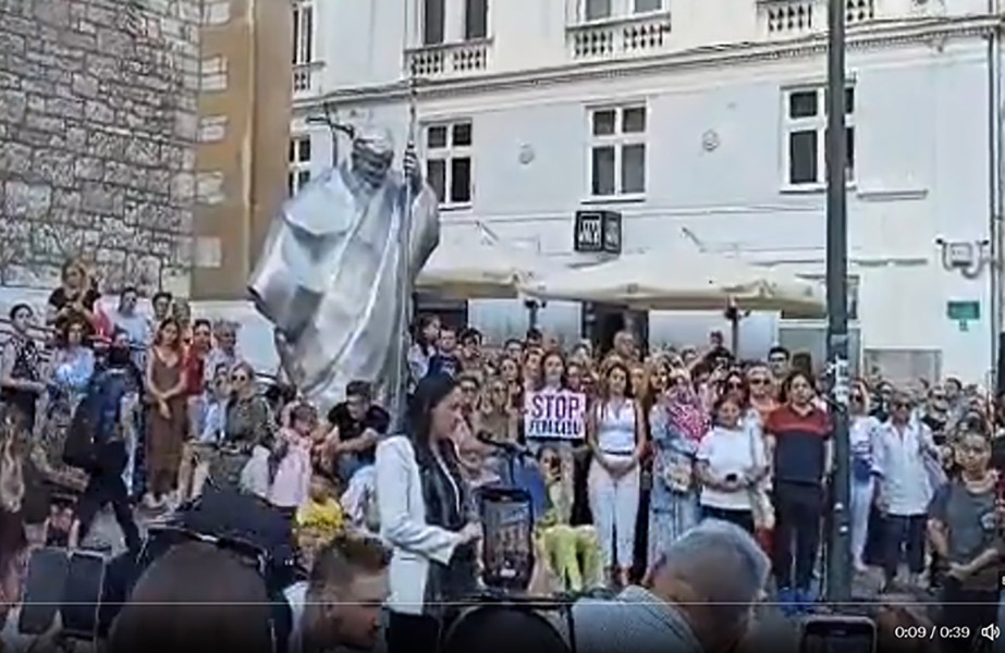 Benjamina Karić na protestu u Sarajevu pročitala listu od 16 zahtjeva (Video)