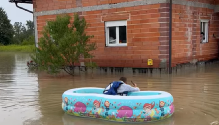 muskarac nakon poplava u hrvatskoj u djecijem bazenu veslao i dosao do komsijine kuce