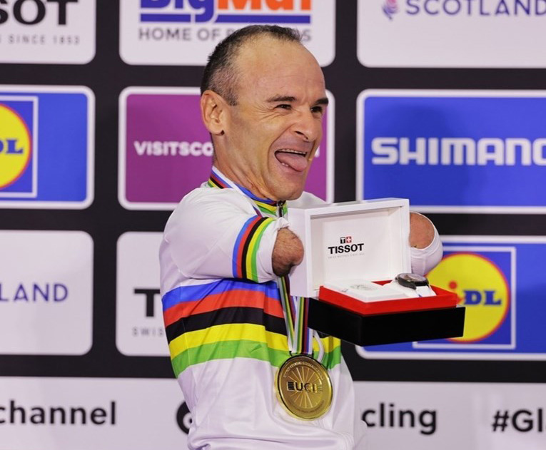 parabiciklist svjetski prvak bez obje ruke za nagradu dobio rucni sat