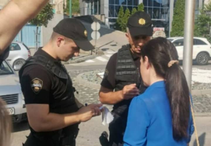 policija zapisivale okupljene gradjane koji su protetvovali protiv nasilja nad zenama gradacac