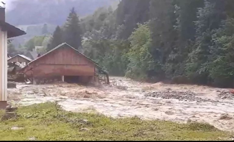 poplave slovenija obilne padavine jako nevrijeme pod vodom stambeni objekti