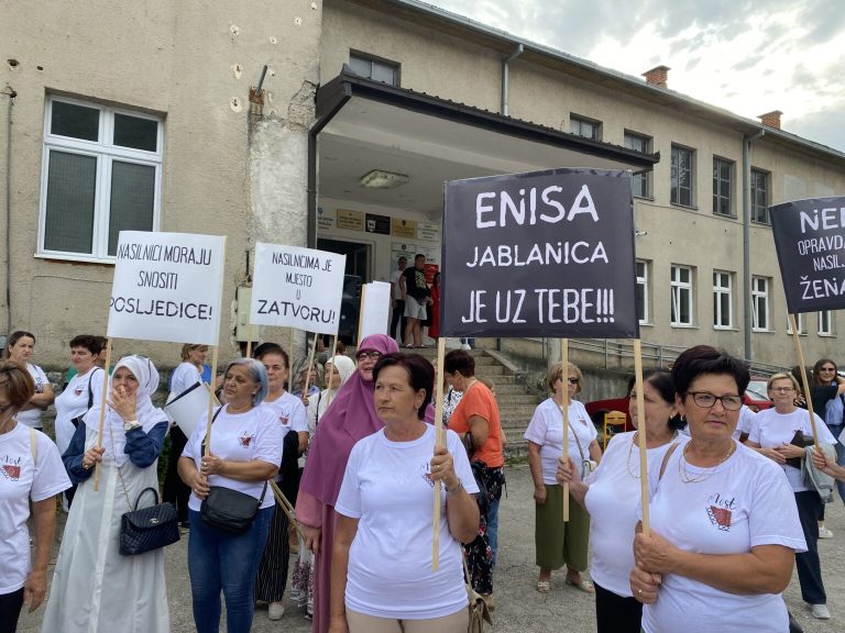 protesti gradjana jablanica podrska za radnicu koju je pretukao vlasnik hotela