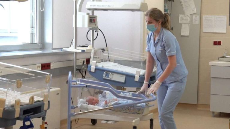 u porodilistu bolnice u gornjem milanovcu srbija rodjena beba teska 6,4 kg