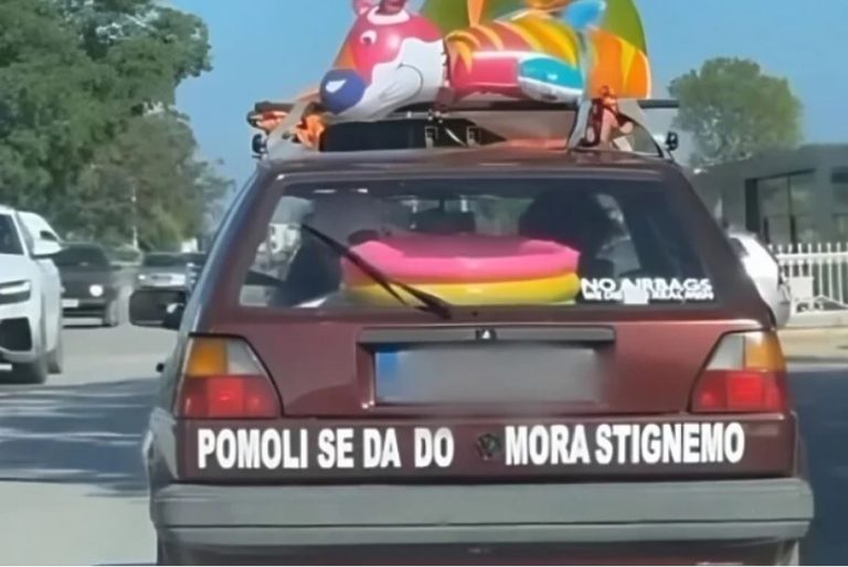 turist iz srbije nalijepio natpis na stari automobil pomoli se da do mora stignemo