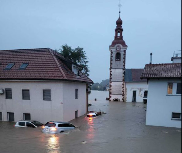veliko nevrijeme jutros rano zahvatilo sloveniju bujice nose sve pred sobom zatvoreni putevi poplavljeni domovi