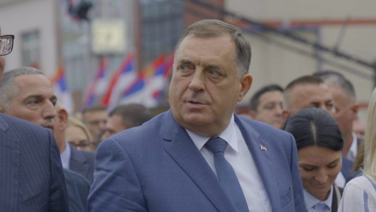 dodik pred novinaraim mimo kabine zaokruzio vucicevu listu i prekrsio izborni zakon srbije