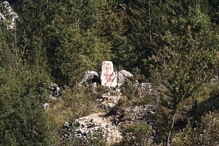 oskrnavljen spomenik ubijenim sarajlijama na kazanima vandali na njemu ispisali poruke policija traga za pociniteljim