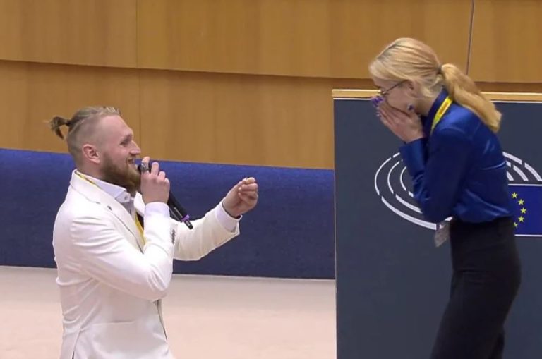 estonac u prepunoj sali evropskog parlamenta zaprosio djevojku