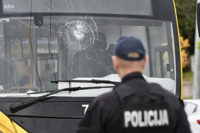 muskarac kamenjem razbijo stakla na nekoliko trolejbusa u sarajevu intervenisala policija