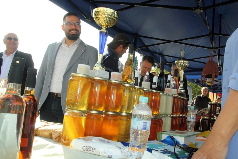 porodica bokan iz drvara osvojila zlatnu medalju za kvalitet meda na medjunarodnom sajmu medena u tuzli