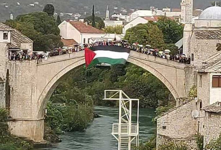 veliki broj mostaraca i pored zabrana gradonacelnika okupio se na protestu podrske palestini a na stari most okacili su zastavu palestine