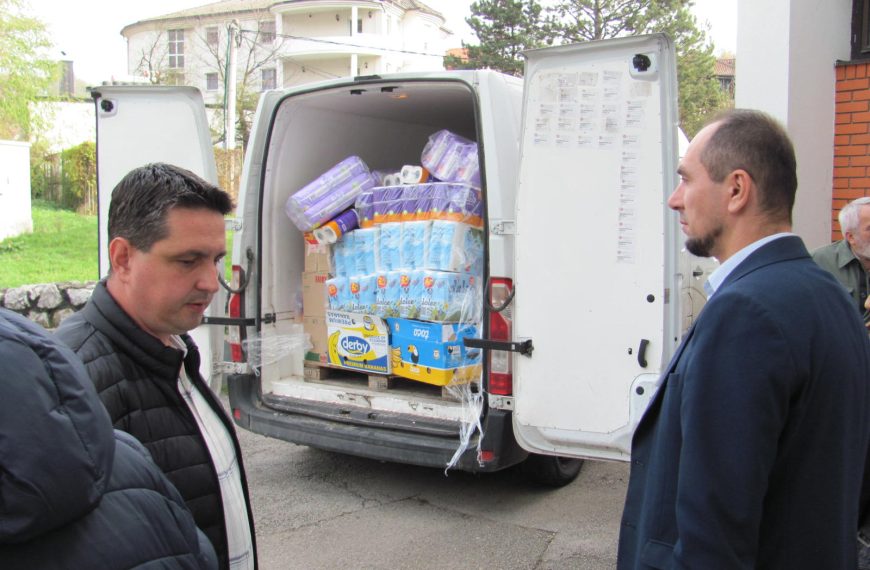 Dom zdravlja Tuzla uručio donaciju štićenicima Doma za djecu bez roditeljskog staranja (Foto)