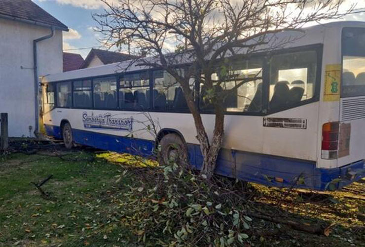 Autobus udario u kucu nakon sto je sletio sa ceste kod bijeljine povrijedjen vozac