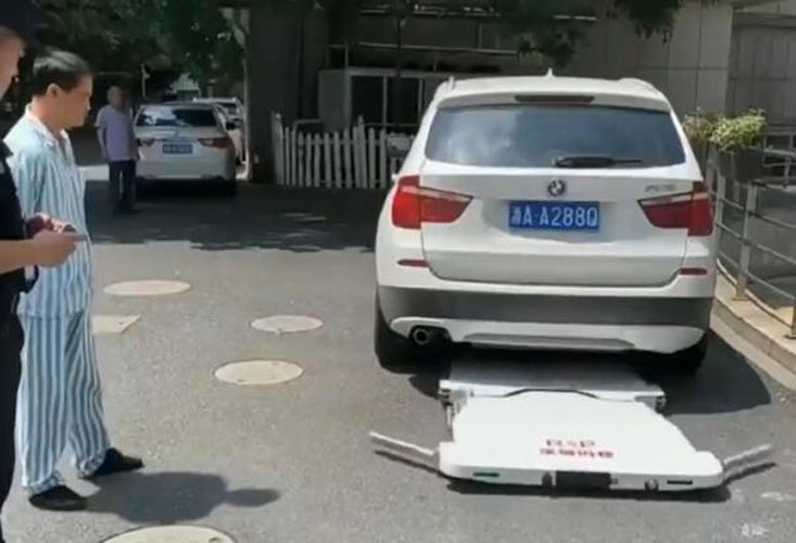 kinezi izmislili novi nacin uklanjanja nepropisno parkiranih vozila zamjena za pauk