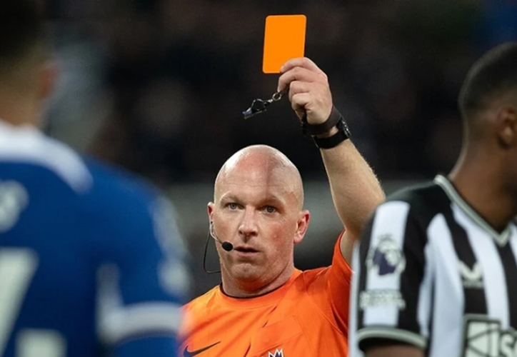 novo pravilo u fudbalu revolucionarno uvodjenje narandzastog kartona cetvrti sudija
