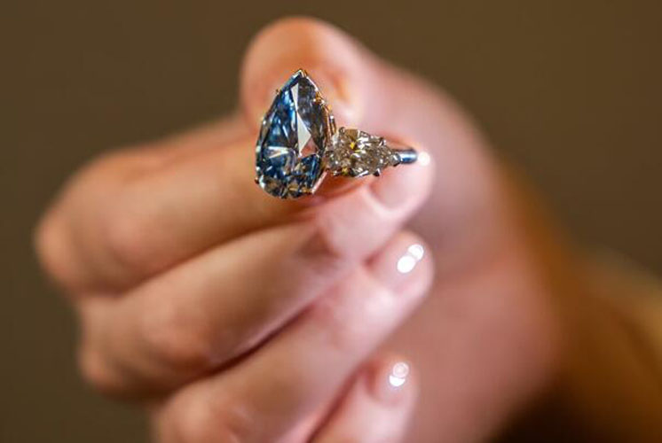 rijetki plavi dijamant u obliku kruske postavljen u prsten prodat je u zenevi