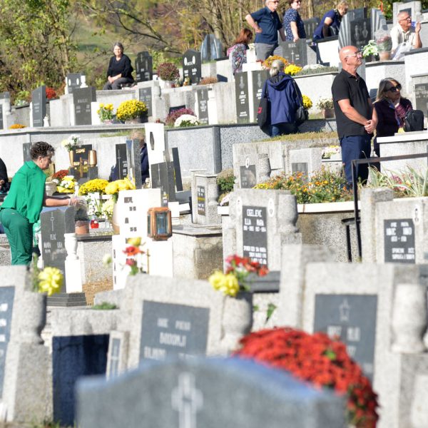 Veliki broj Tuzlaka na katoličkom groblju Borić povodom blagdana Svi sveti (Foto)
