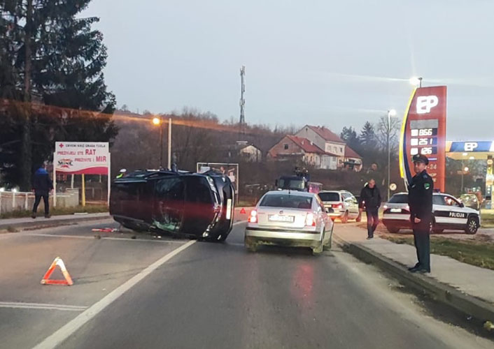 nakon sto je vozac izgubio kontrolu nad vvozilom automobil se prevrnuo na krov u tuzlanskom naselju slavinovici (