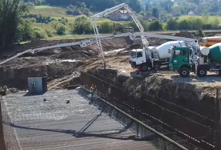 radnik iz lukavca poginuo prilikom prevrtanja dizalice na gradilistu koridora 5C kod zenice