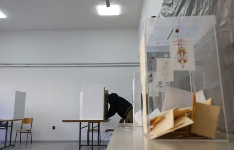 glasac udario clanicu izborne komisije i oteo joj mobitel izbori srbija