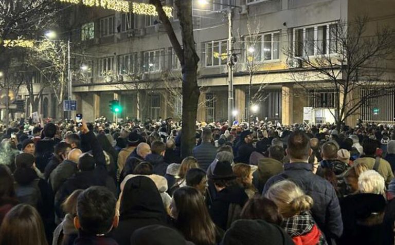koalicija srbija protiv nasilja organizovala je proteste ispred zgrade izborne komisije u beogradi i traze ponistenje izbora u glavnom gradu