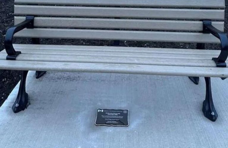 U organizaciji BCIC London i pod pokroviteljstvom Instituta za istraživanje genocida Kanada u londonu postavljena spomen klupa genocid srebrenica